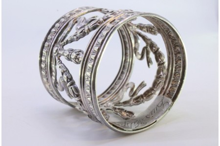 Argola de guardanapo em prata recortada com laços,  grinaldas e duplo friso.